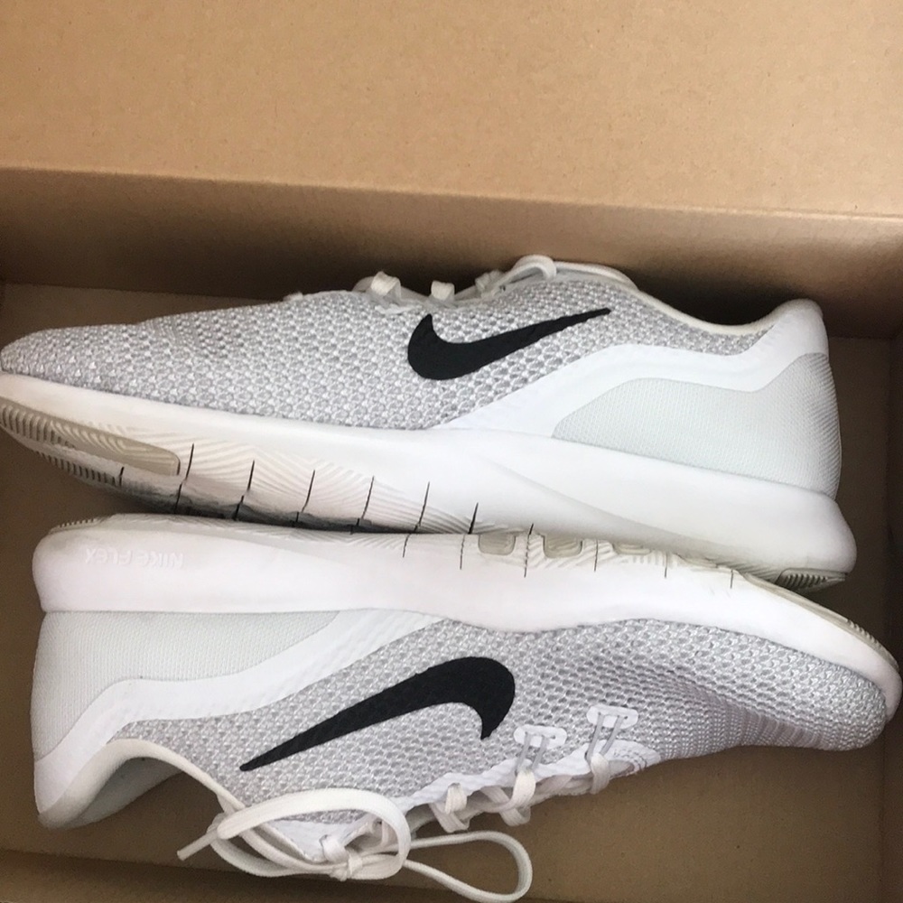 White nike flex trainer